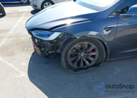 2018 Tesla Model X 100D/75D/P100D z USA, uszkodzony, nr VIN 5YJXCBE43JF107267